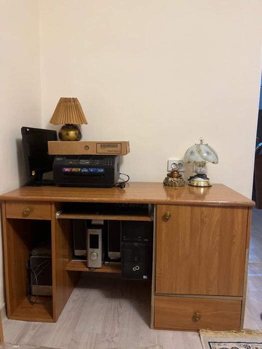 Продается комод с тумбочками, стеллаж