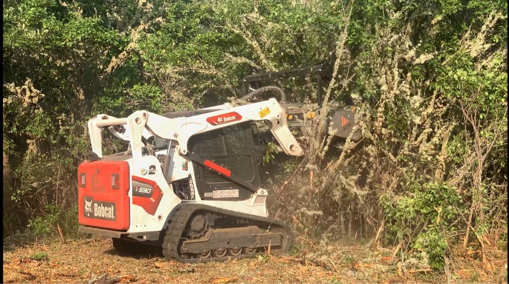 Почистване на дворове и терени с горски мулчер