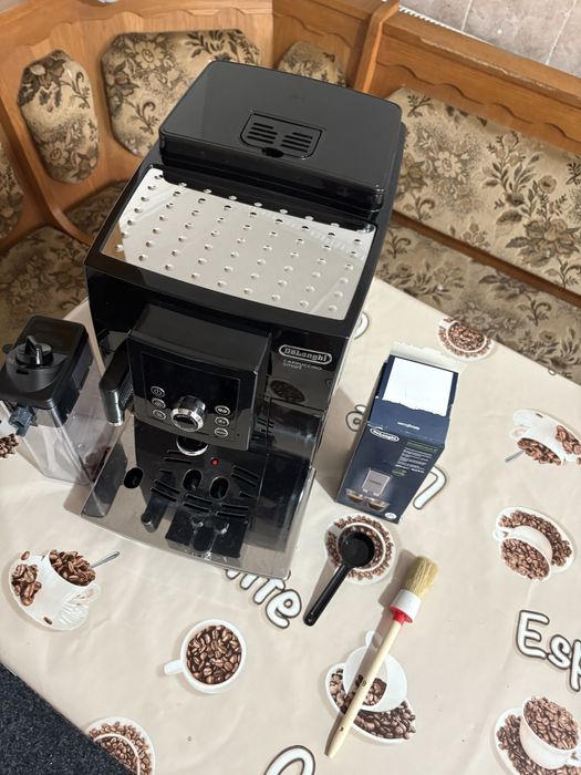 Vand aparat de cafea DeLonghi