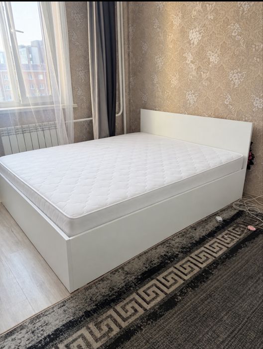 Даухспальная кровать с матрасом