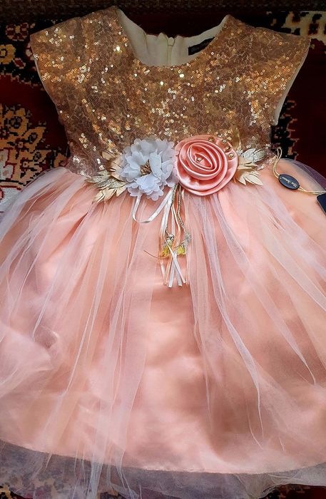 Продаётся  красивое платье  на девочку.