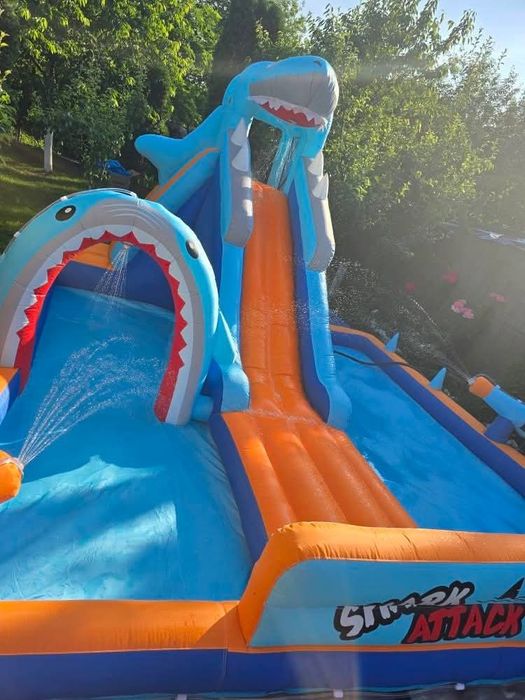 Vând tobogan gonflabil/ piscina gonflabila rechin. Toboganul a fost cumpărat in vara anului trecut si a fost folosit doar o singura data. Se poate f