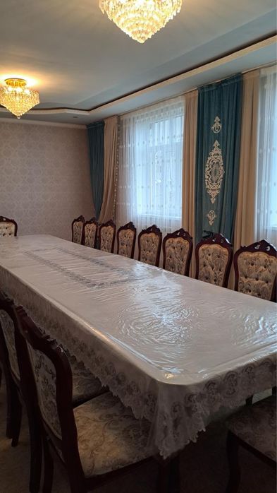 Гостиной стол и стулья