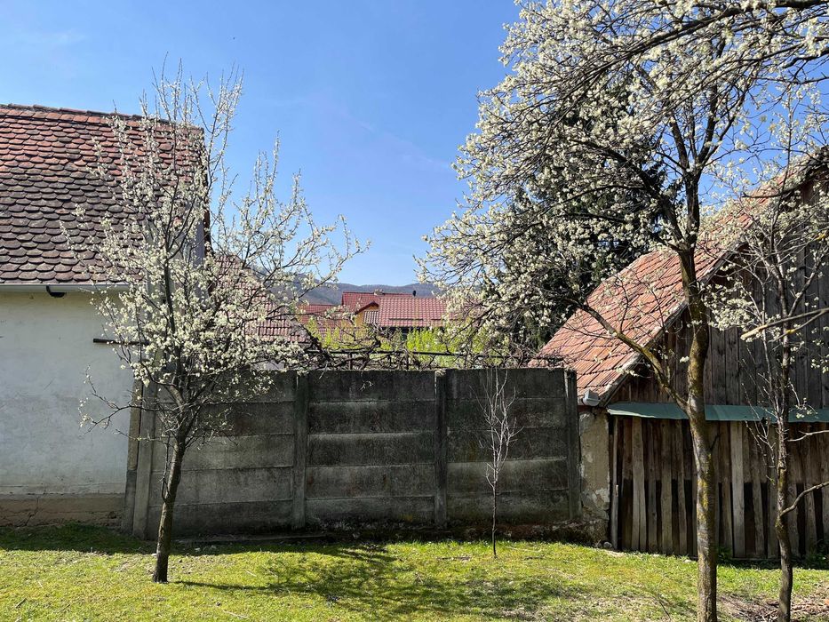 Teren Poplaca centru, utilități, împrejmuit, 989 mp