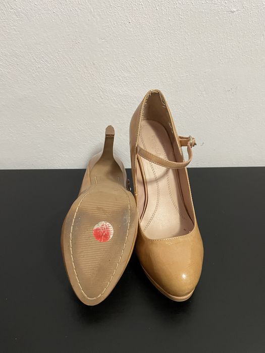 Pantofi Zara, din piele lacuita, crem, marimea 36