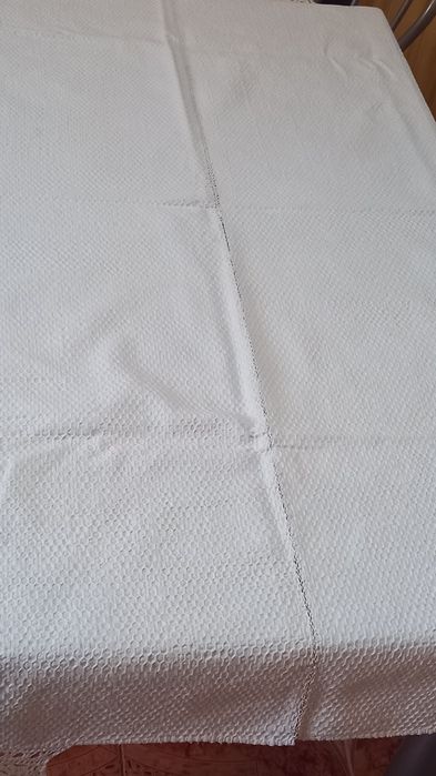 Vand 2 fete de masa albe vechi țesute manual cu broderie,nefolosite