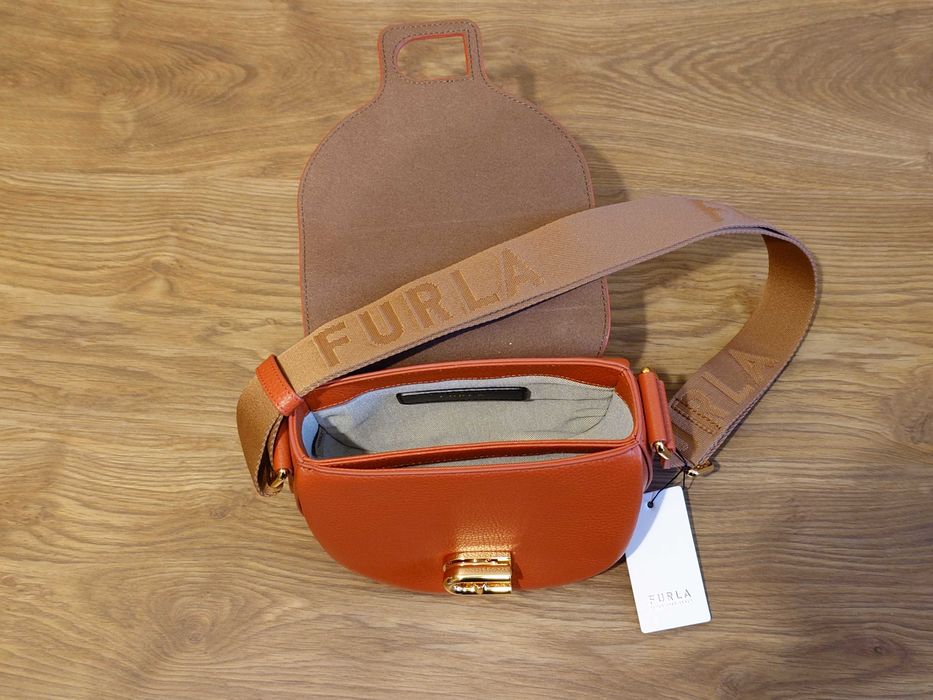Кожена дамска чанта за рамо FURLA LOTUS