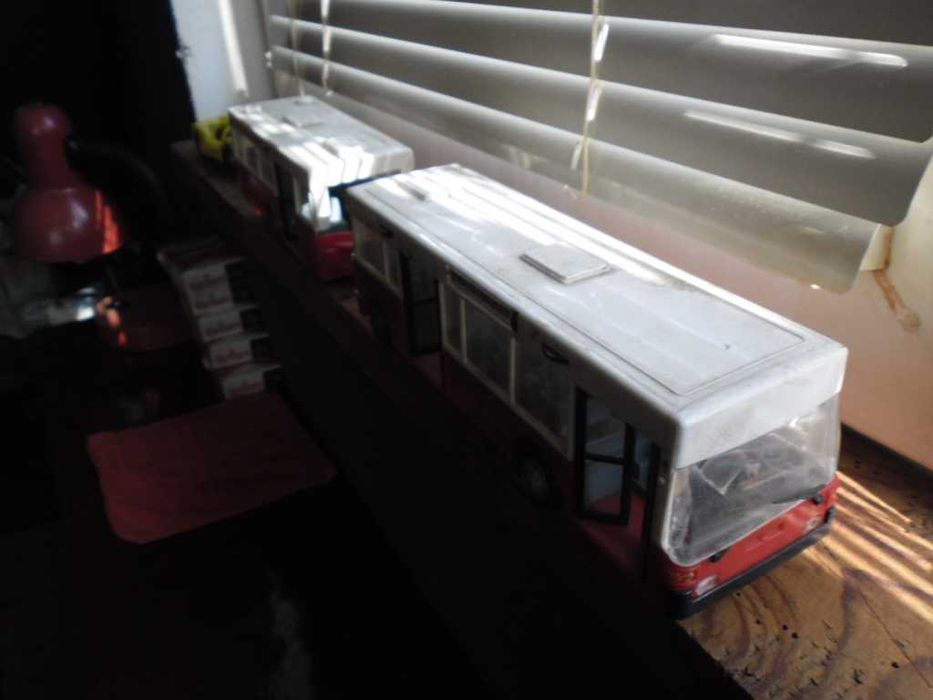 Продавам голям рейс с ремарке и 1 бр. пластмасова количка и други