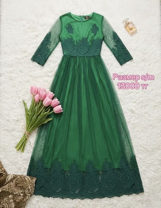 Кроссовки . Платья