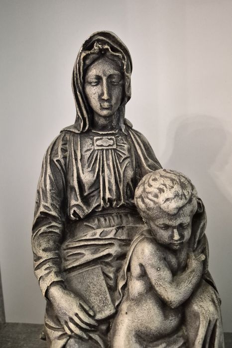 Statuetă Michelangelo Buonarrati Madonna Fecioara Maria cu Pruncul Iisus Sedes Sapientiae din rășină, anii 1950.