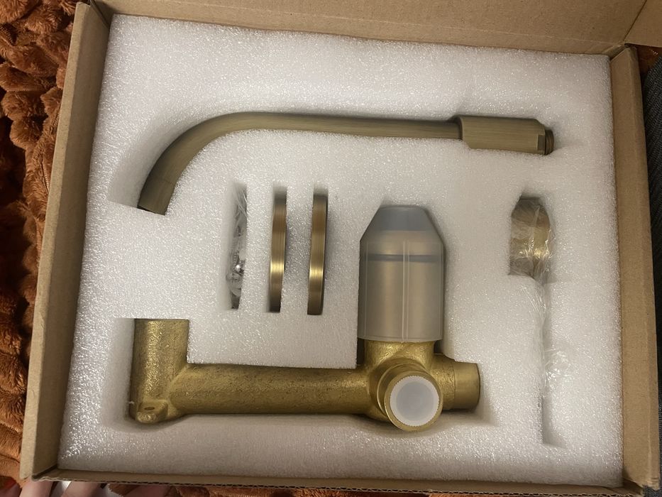 Baterie lavoar aurie cu montare in perete model vintage