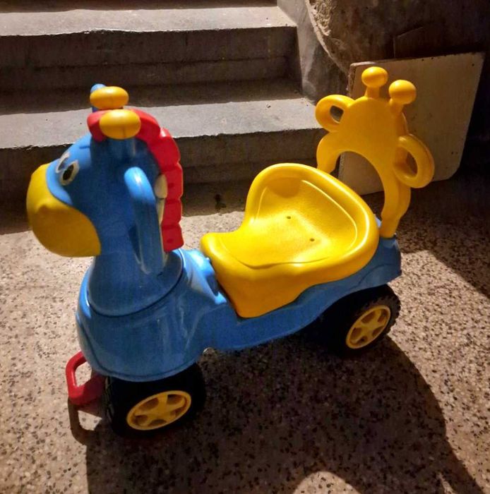 Детска кола за яздене Chipolino *Жирафче* - Синьо/Жълто