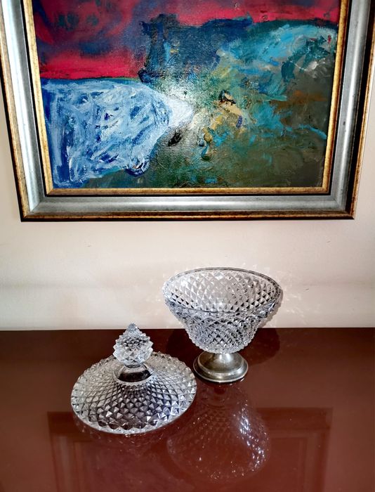 Захарница бонбониера издълбан кристал в/у посребрена метална основа !