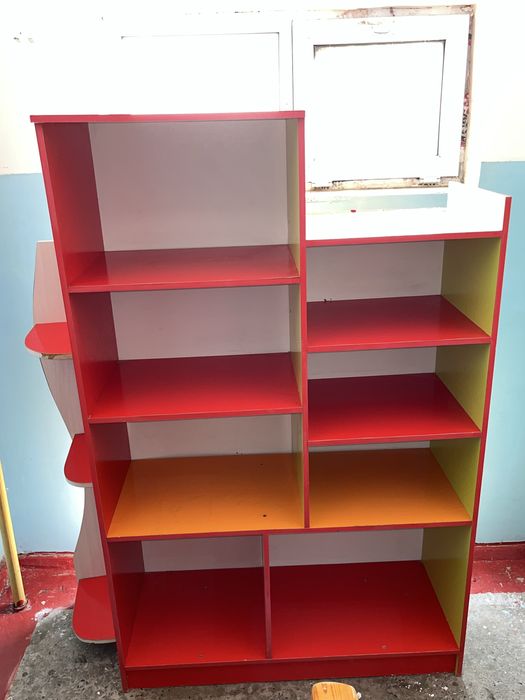 офисный стол и детский шкаф