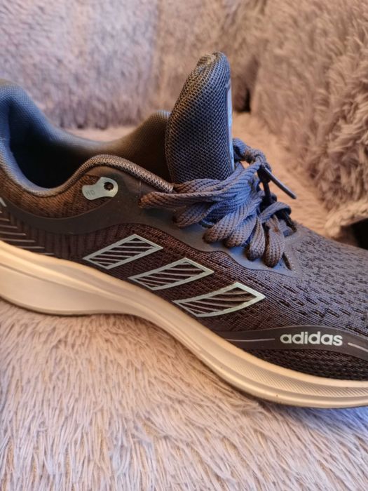 Продам кроссовки Adidas новые,