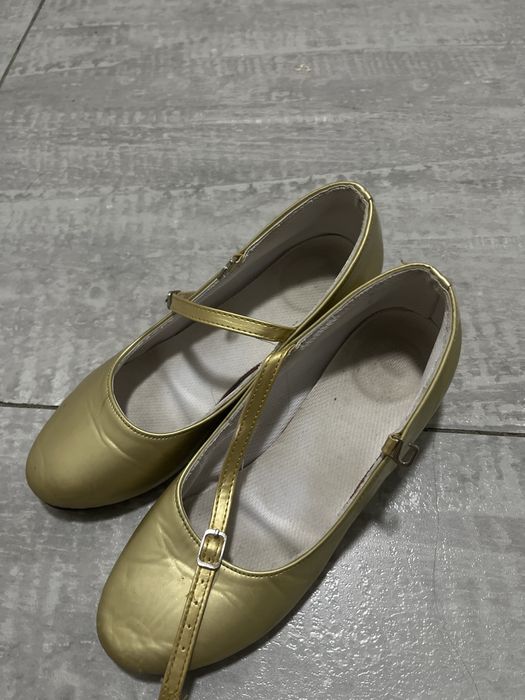 Продаю золотые туфли, Астана