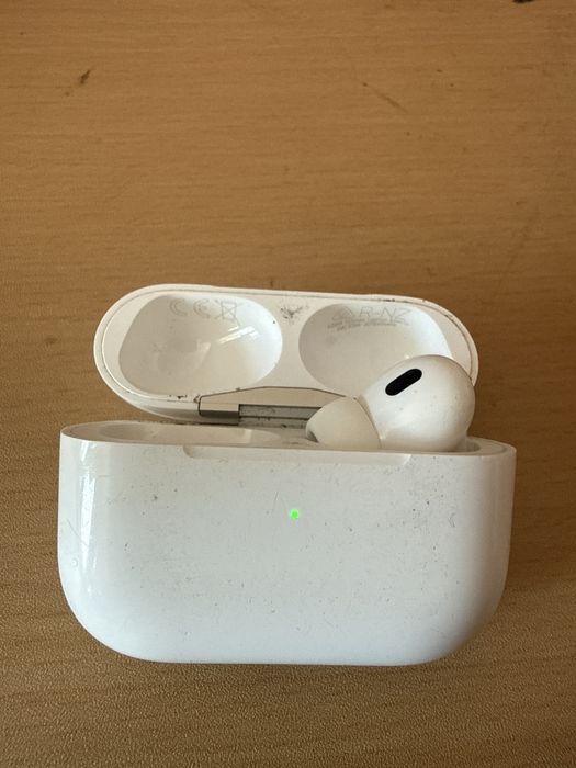 Cutie airpods pro 2 si casca dreapta