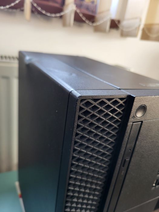 Calculator Dell Optiplex 3050 MT , i3 7100  carcasă  deteriorata