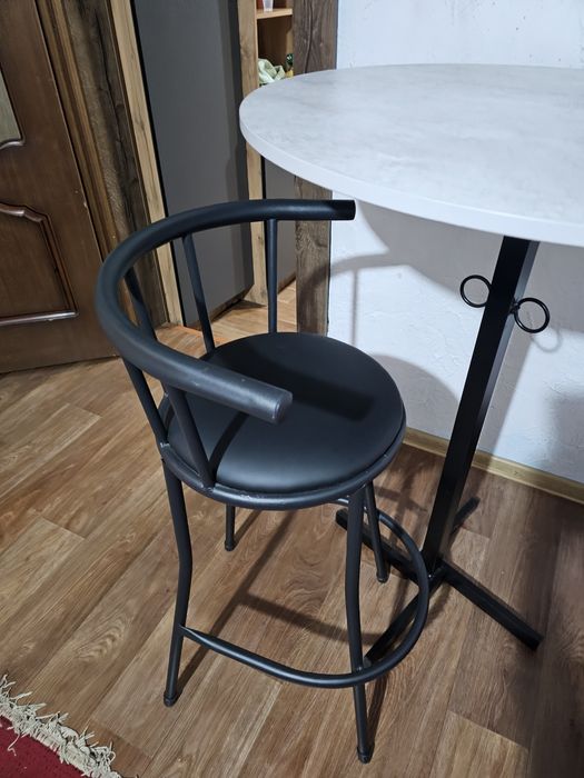 Барный стол и стулья