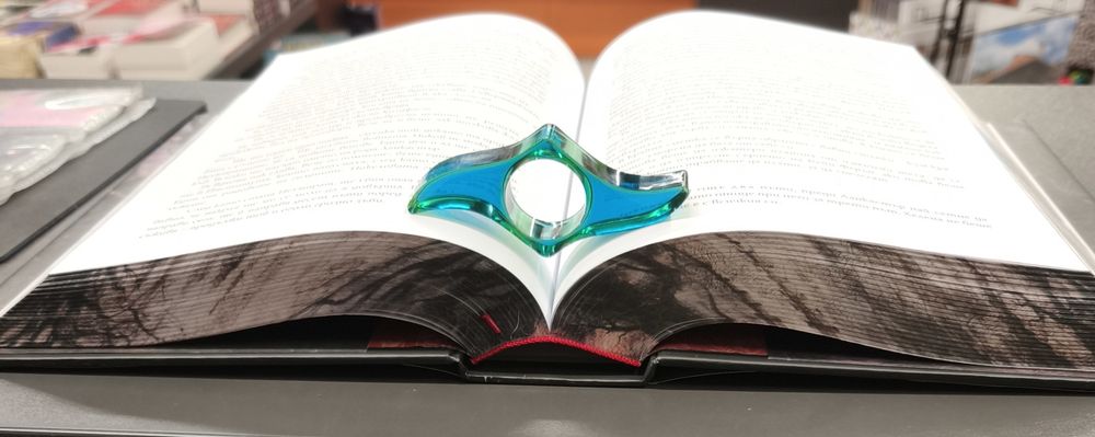 Държач на книжни страници от епоксидна смола