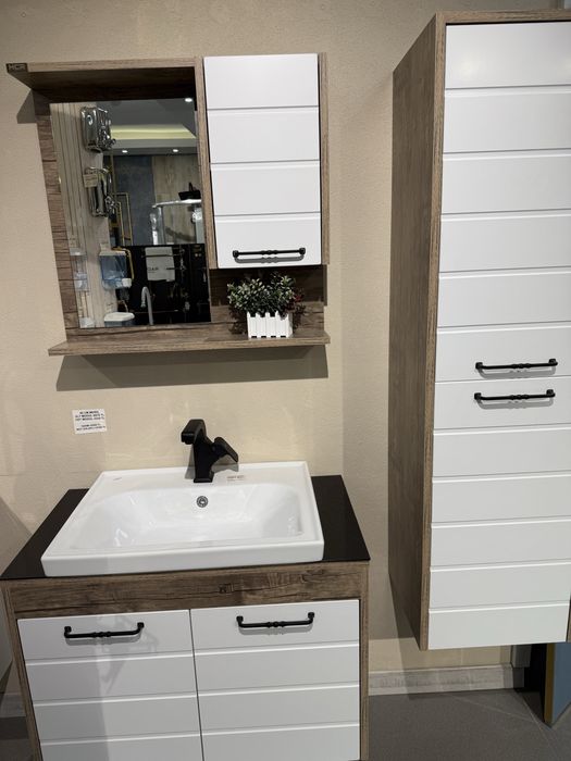 Комплект шкафове за баня с мивка и бял смесител