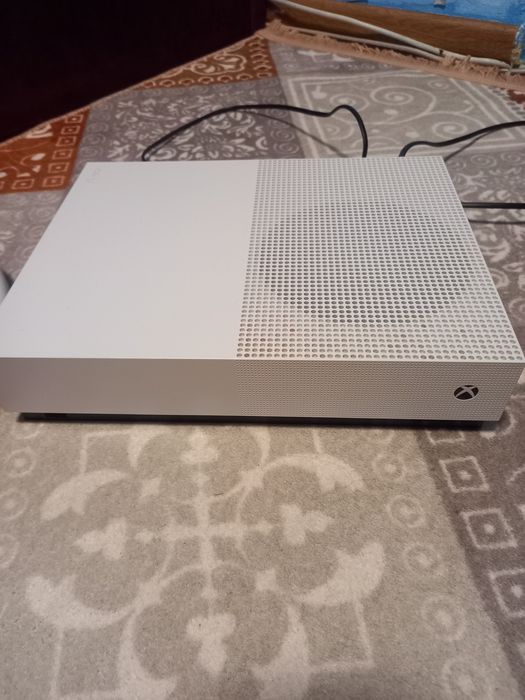 Xbox one S +1controller