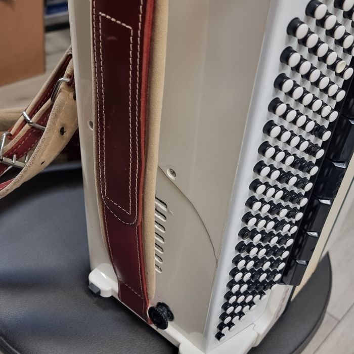 Amanet F28: Acordeon Electronic Roland FR3x Alb