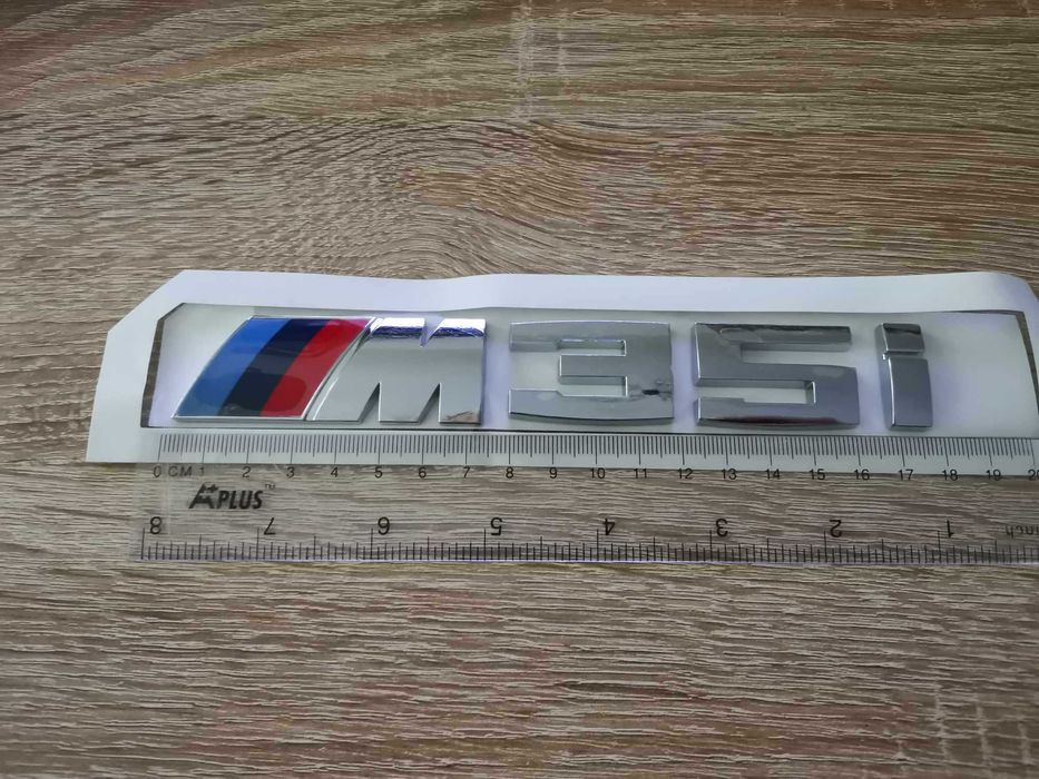 сребриста емблема БМВ М35и BMW M35i