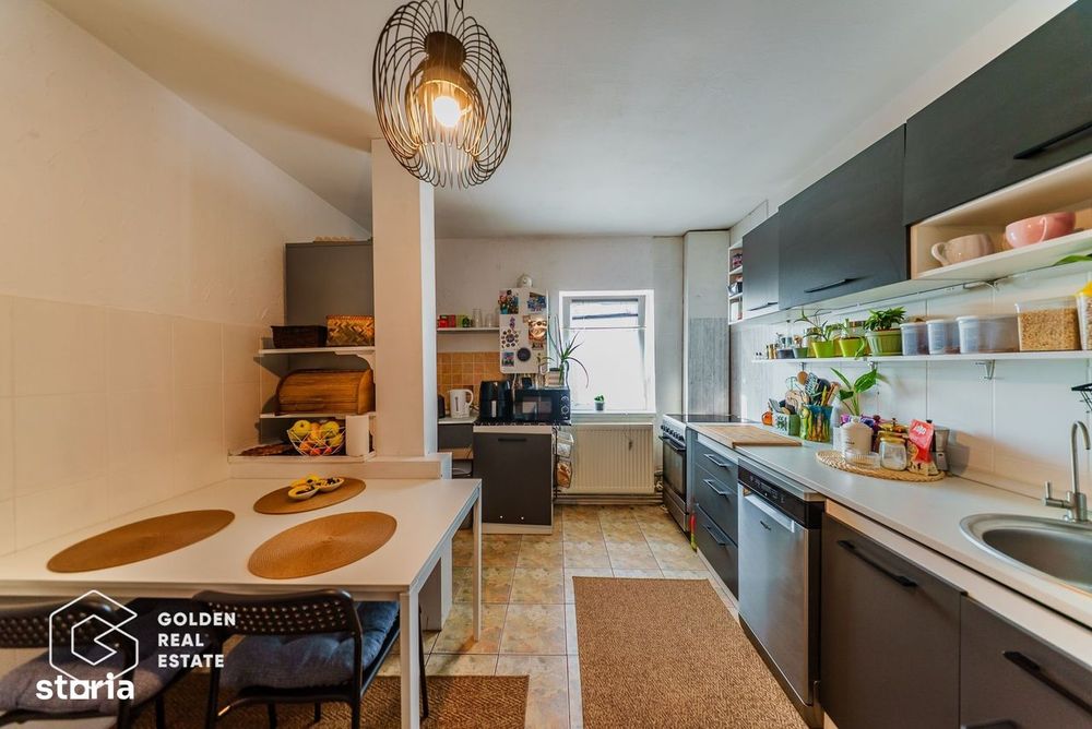 Apartament 4 camere, langa campusul UVVG, decomandat, etaj 3, comision