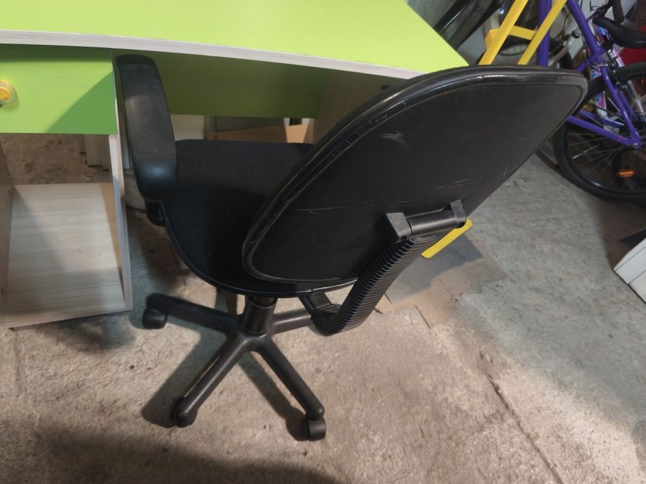 Компютърно бюро със стол