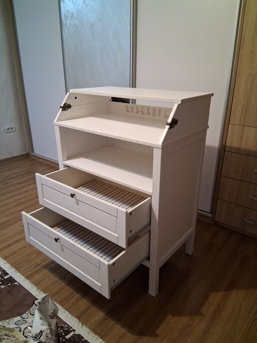 Se vinde măsuță de înfășat