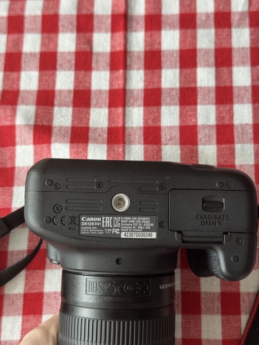 Фотоапарат Canon 2000D с обектив EF-S 18-55 |||