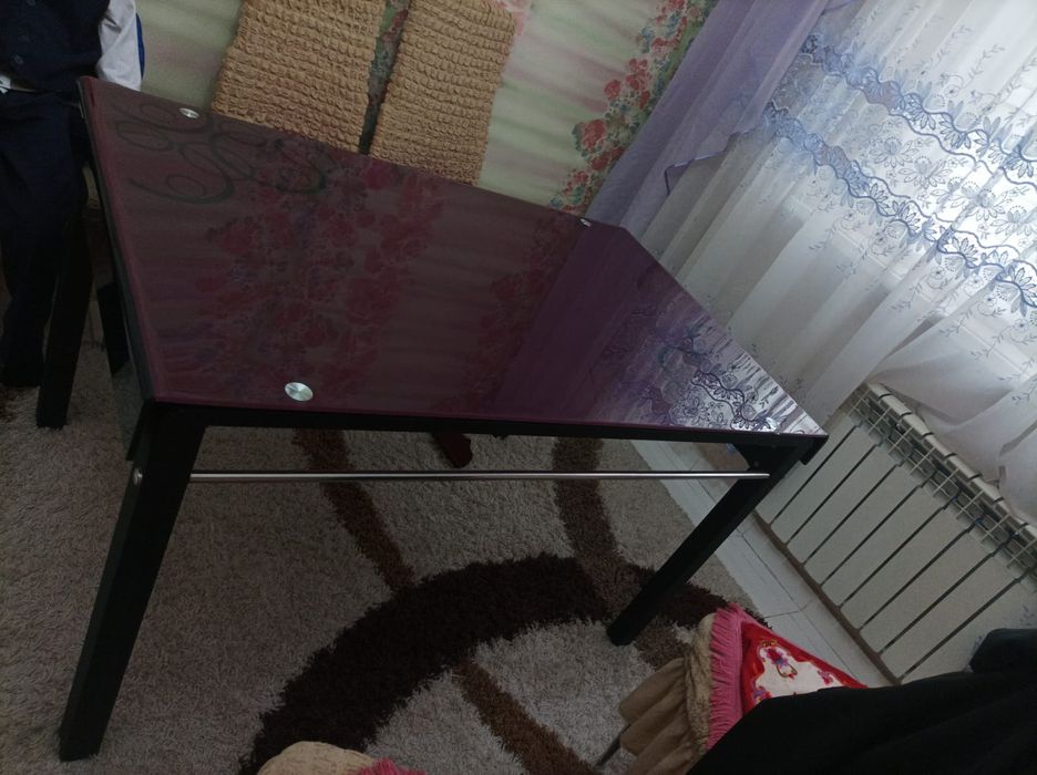 Продается стеклянный стол