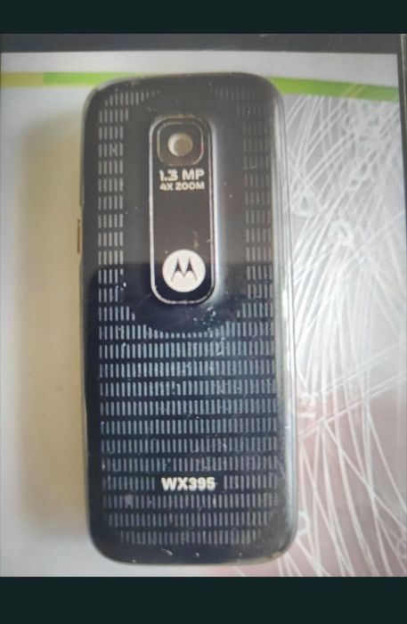 Telefon Motorola cu taste și camera, mic, compact, robust, foarte practic.