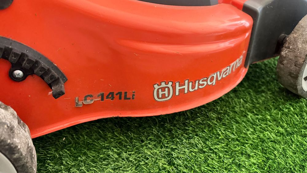 Husqvarna LC141Li 36V акумулаторна косачка + BLi300 батерия + зарядно
