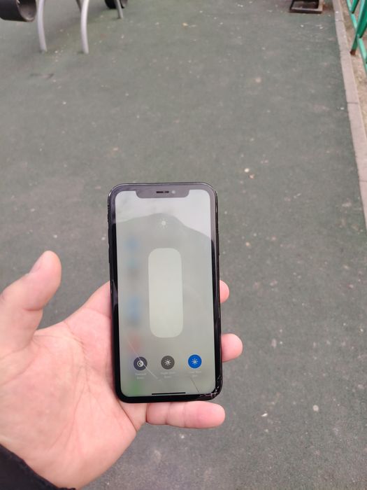 Продам телефон IPhone XR память 64 гб