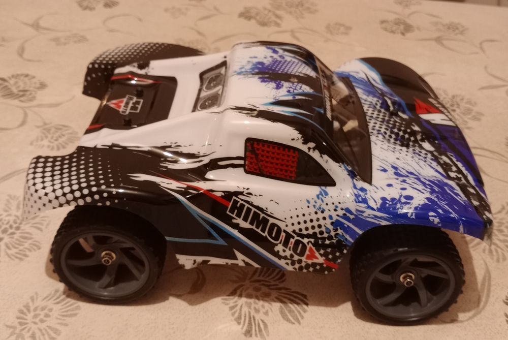 Гоночная машина на пульте управления 1:18.