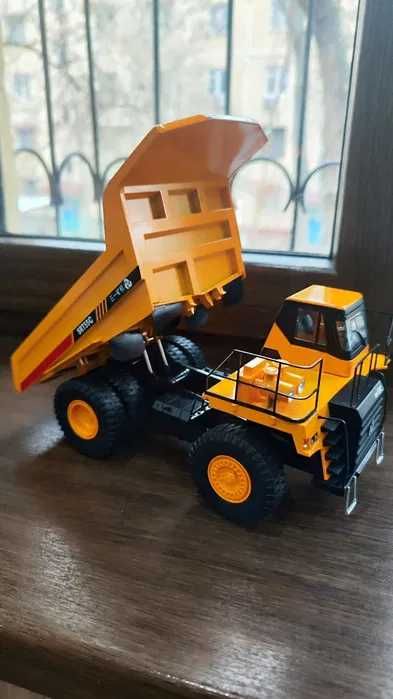 Продаю металлические модели спецтехники 1:18