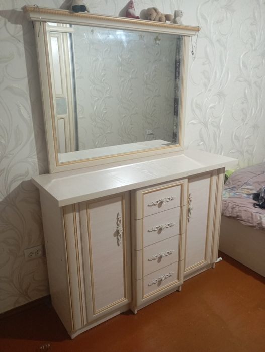 Мебельное трюмо белого цвета