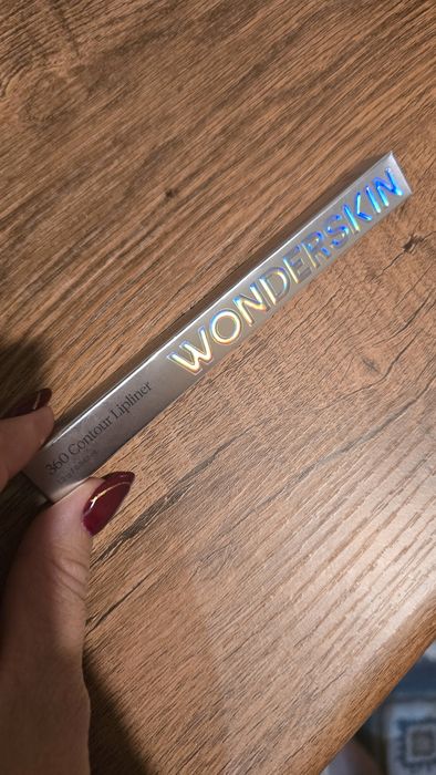 Creion de buze wonderskin