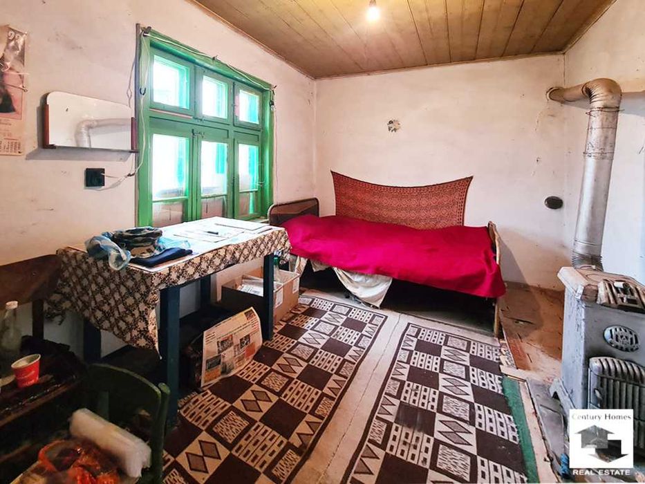 140312 Къща с равен двор и стопански постройки в с. Горна Липница