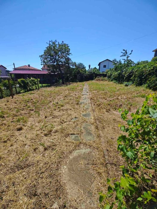 Предлагаме за продажба двуетажна къща в с. Долен Близнак, на  23 км  южно от гр.Варна.
