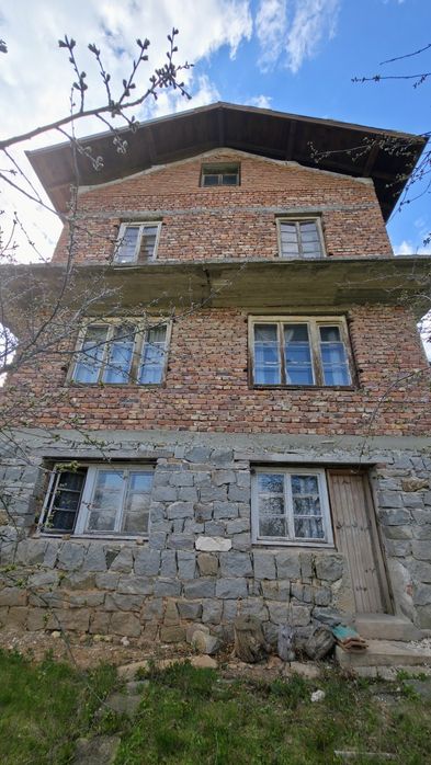 Продава се къща в село Лобош, област Перник