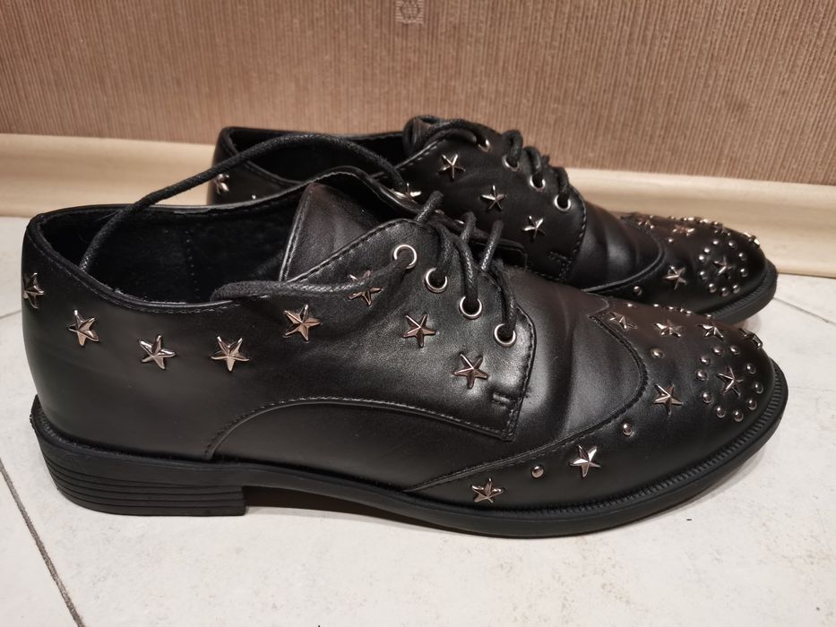 Дамски кожени обувки с капси