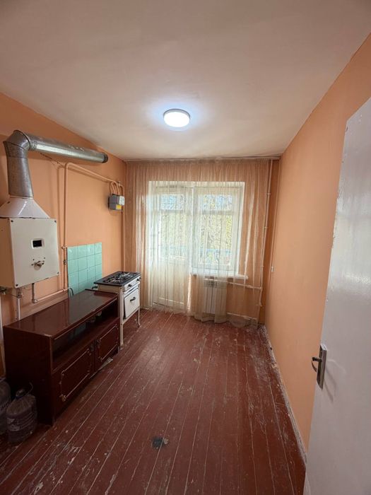 Chirchiqda 1-xonali uy sotiladi srochno Bez makler o’zimmi uyim