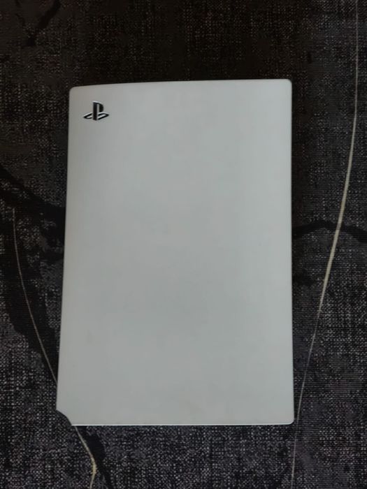 Продам PlayStation 5 с 3 играми на дисках