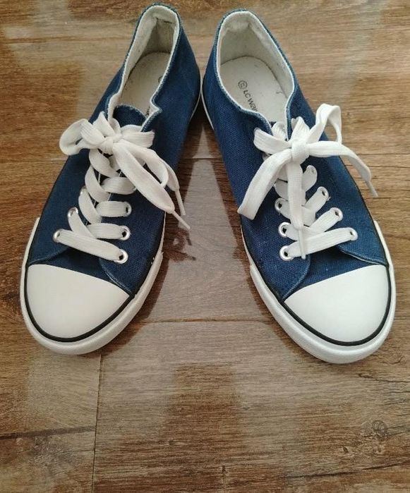 Tenisi albastri de baieti LC Waikiki stil clasic cu sireturi marime 37