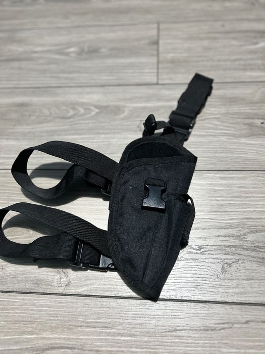 Платнен  падащ кобур за бедро.