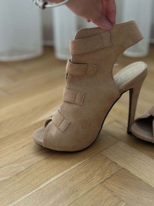 Обувки с ток. Бежови. Нови