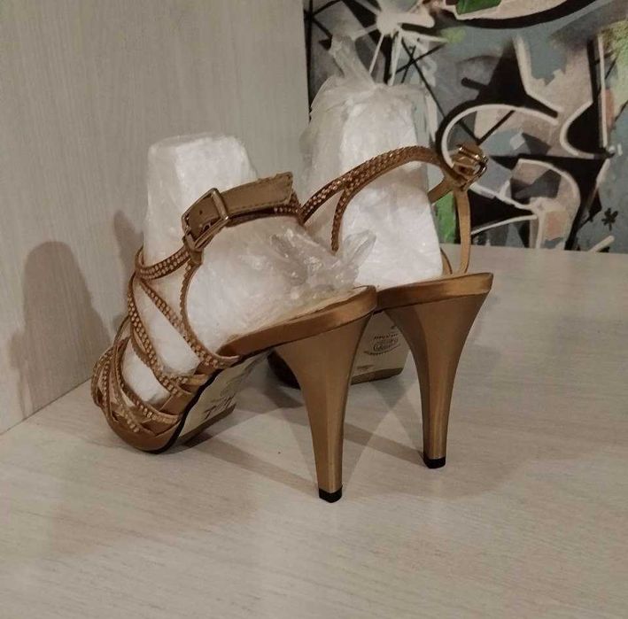 Нарядные босоножки